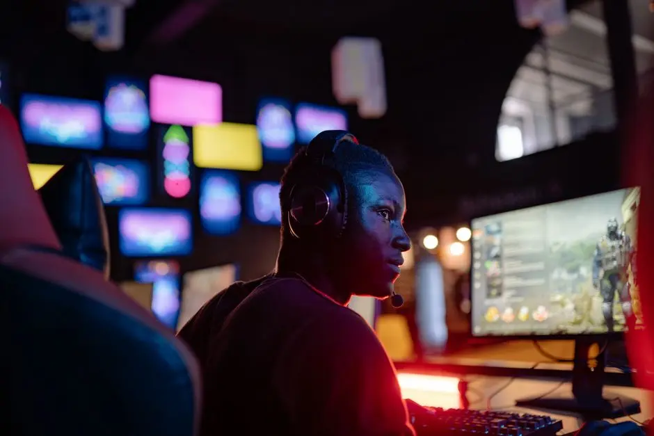 Komunitas esport berkumpul di ruangan dengan proyektor untuk nonton bareng