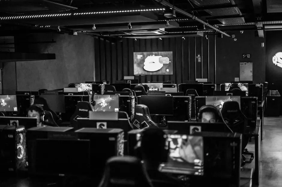 Pemain esport berdiskusi setelah pertandingan komunitas